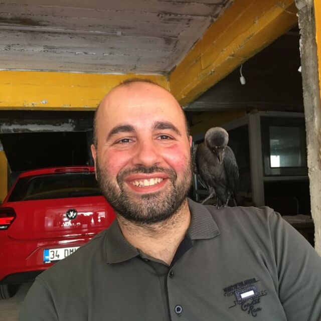 Otopark işletmecisinin karga ile dostluğu görenleri şaşırtıyor
