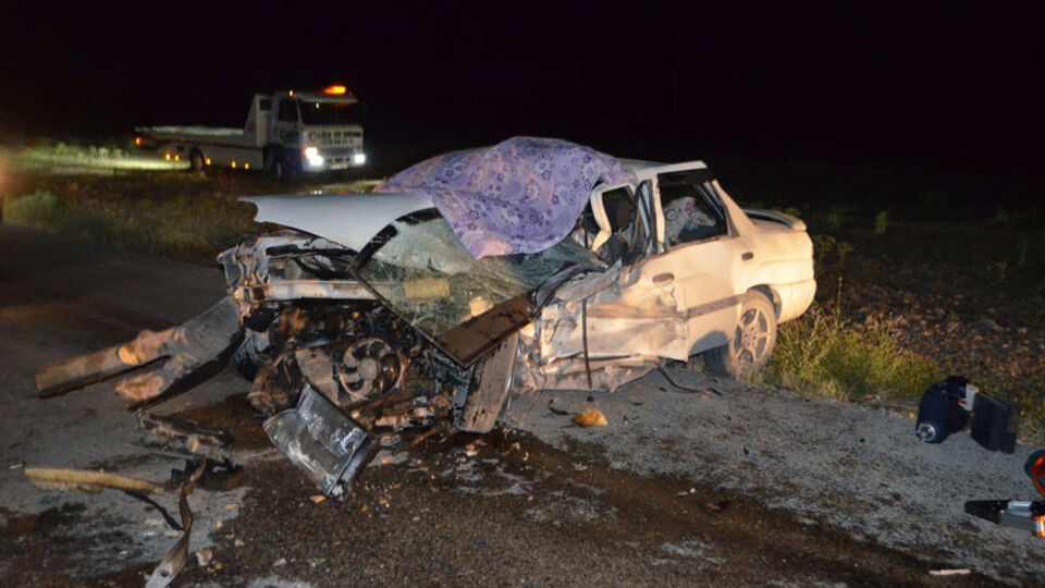 Kamyonet ile otomobil çarpıştı: 1 ölü