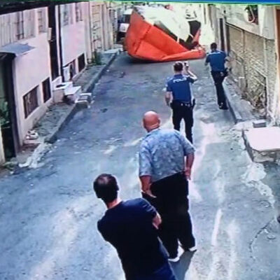 Evini ateşe verip balkondan atladı!