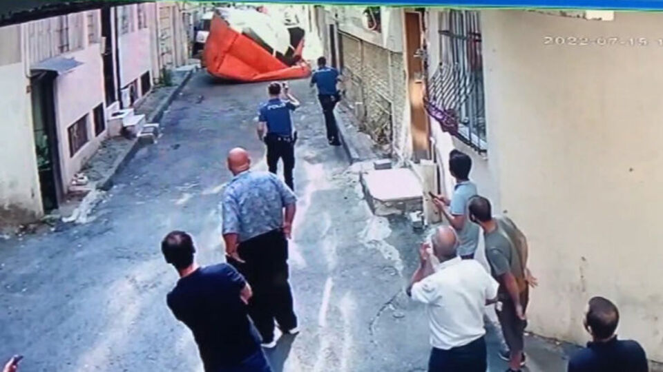 Evini ateşe verip balkondan atladı!