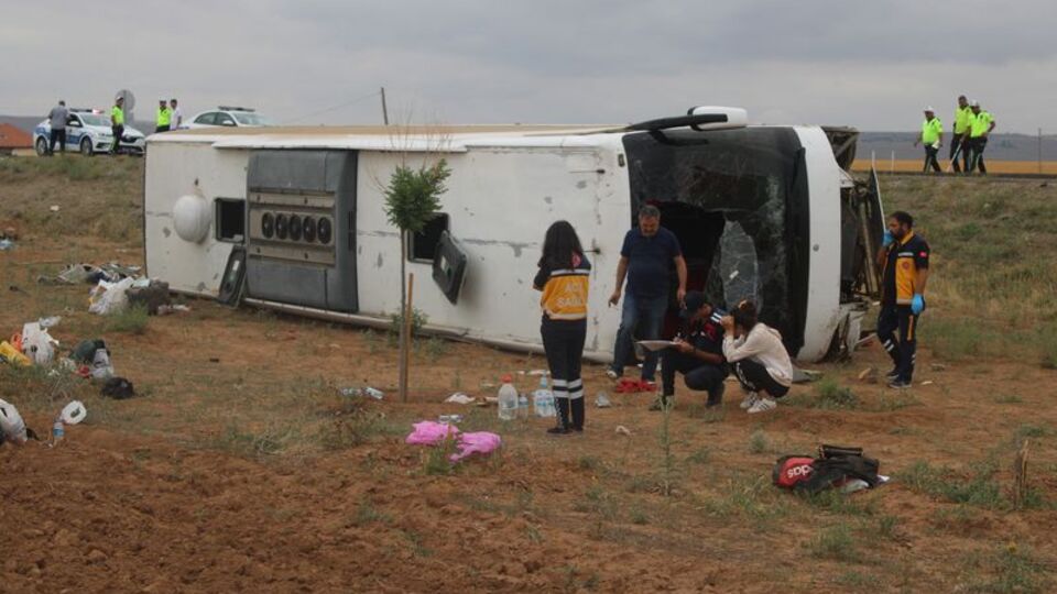 Kayseri'de tur otobüsü devrildi