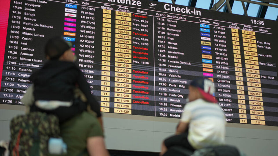 İtalya'da grev: Yüzlerce uçuş iptal edildi