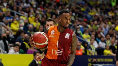 Dee Bost imzayı attı!