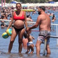 Ünlü oyuncu ailesiyle halk plajında!