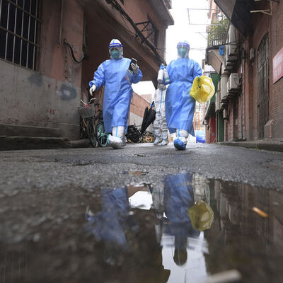 Çin'de yetkililer karantina otelindeki kişilerin evine girdi
