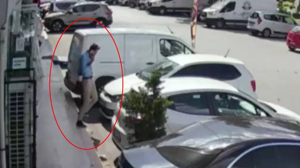 Dükkandan çıktı, saniyelerle kurtuldu!