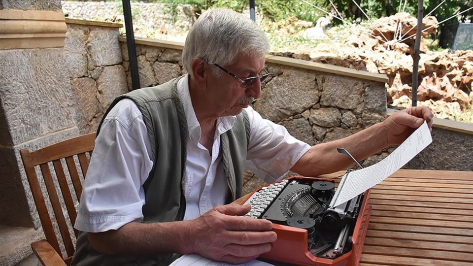 Bilgisayar ile hiç tanışmadı... 46 yıldır daktilo ile yazıyor