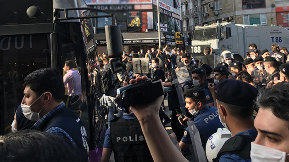 Kadıköy'de izinsiz yürüyüşe müdahale