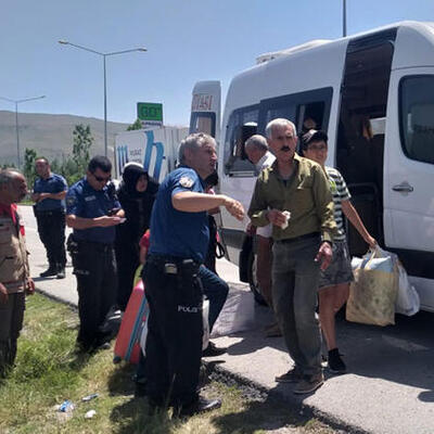 Evine bırakılmayınca etrafa saldırdı