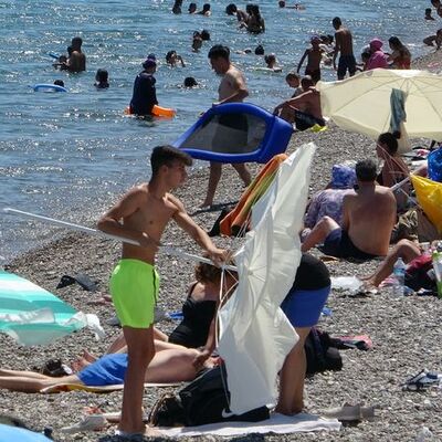 Doğu Karadeniz'de yağmur, Marmara ve Ege'de rüzgar, Akdeniz'de sıcak