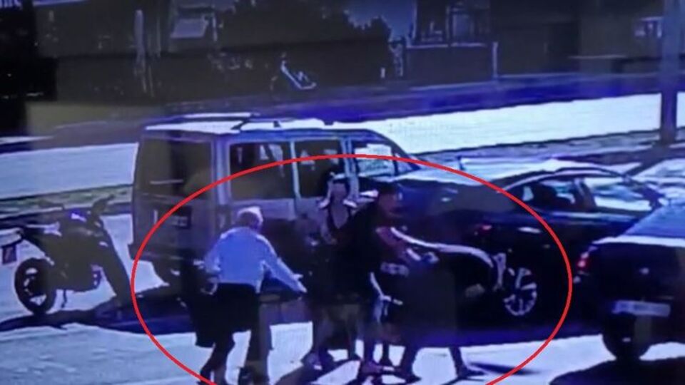 Bıçaklı maganda, yol verme kavgasında polise saldırdı