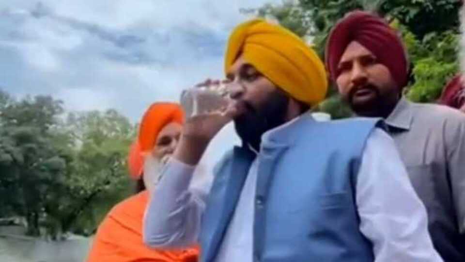 Temiz olduğunu kanıtlamak için su içti, hastanelik oldu