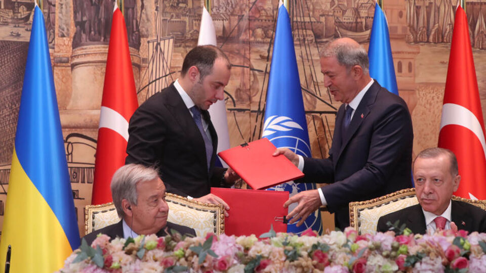 Tarihi anlaşmaya dünyadan övgü