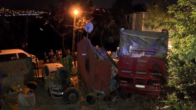 Kamyon gecekondunun üzerine uçtu: 4 yaralı