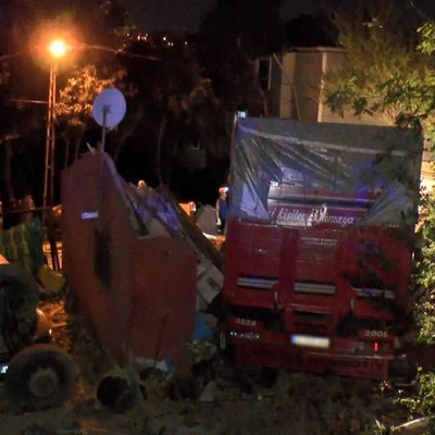 Kamyon gecekondunun üzerine uçtu: 4 yaralı