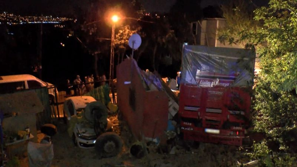 Kamyon gecekondunun üzerine uçtu: 4 yaralı