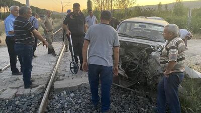 Otomobilin içinde 2 kişi vardı! Yolcu treni geliyordu!