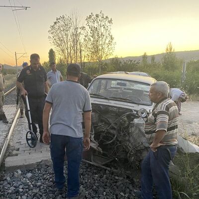Otomobilin içinde 2 kişi vardı! Yolcu treni geliyordu!