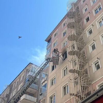 Üsküdar'da bir apartmanda doğalgaz patlaması!