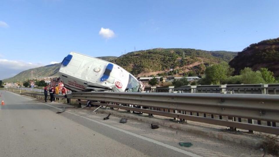 Ambulans kaza yaptı! Hasta öldü