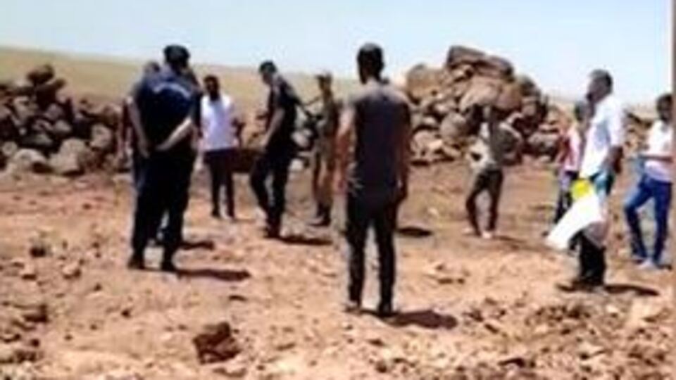 Tarladaki taşları temizliyorlardı! Naylondan dehşet çıktı!