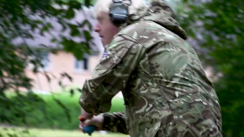 Johnson askeri eğitimde el bombası attı