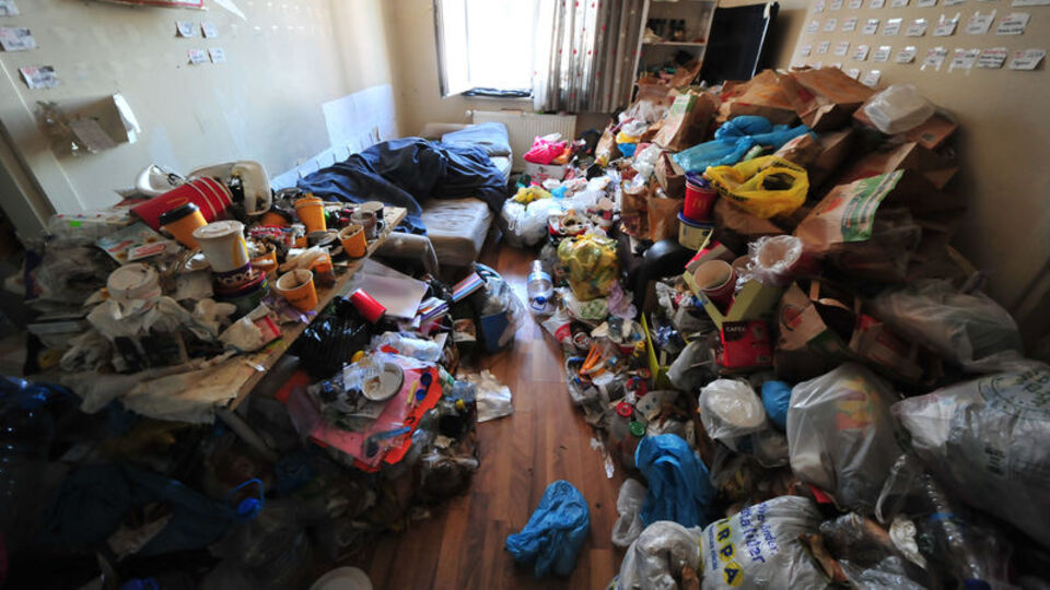 Çöp eve giren yetkililer neye uğradığını şaşırdı