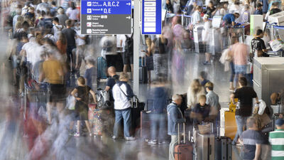 Avrupa'daki havalimanlarında aşırı yoğunluk sürüyor