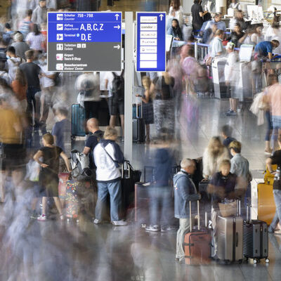 Avrupa'daki havalimanlarında aşırı yoğunluk sürüyor