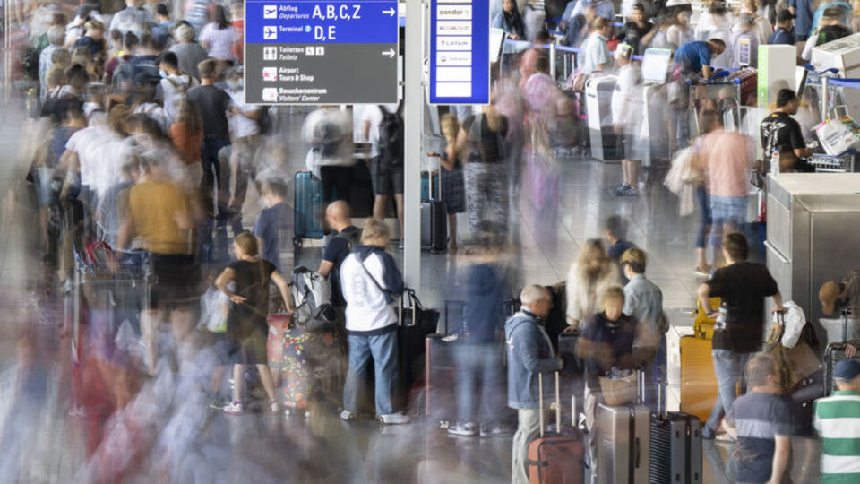 Avrupa'daki havalimanlarında aşırı yoğunluk sürüyor
