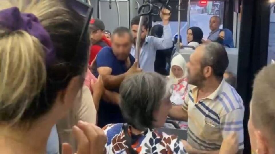 "Kızımı nasıl videoya çekersin?" Yolculardan meydan dayağı!