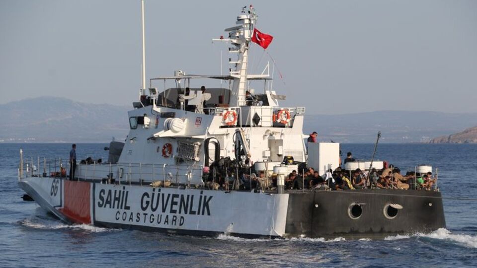 Balıkçı teknesinde 226 göçmen yakalandı