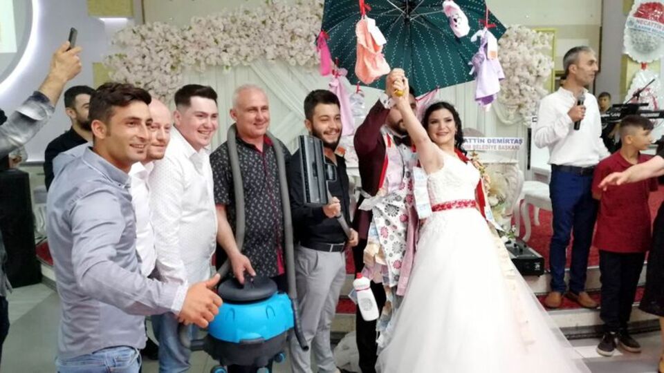 Düğünde damada şok! Olağandışı takı töreni