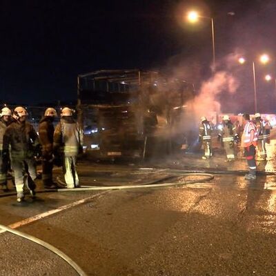 Oksijen tüpü yüklü kamyon yandı