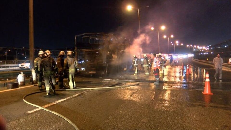 Oksijen tüpü yüklü kamyon yandı