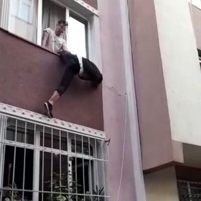 O anlar kamerada! Hırsızı 2. kattan sarkıttı! Bahtsız hırsız!