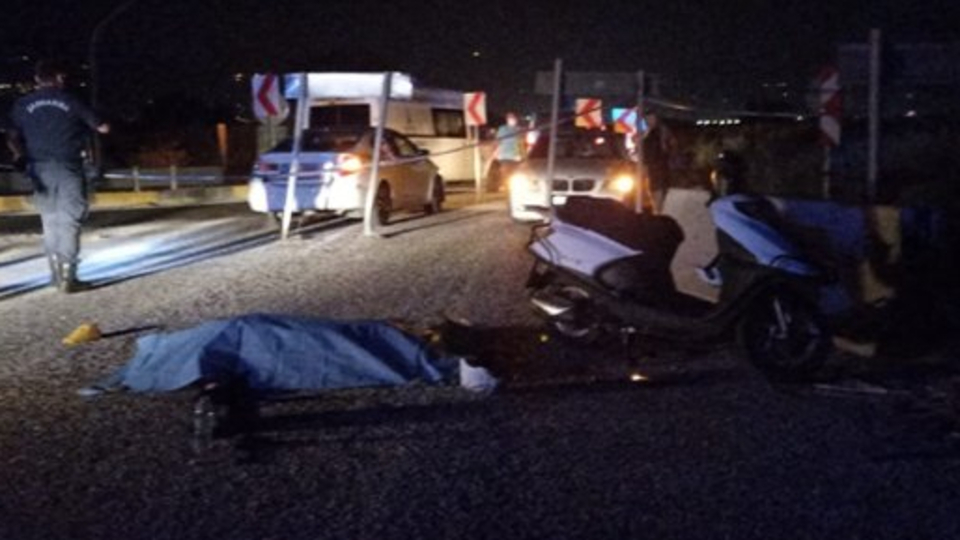 İzmir'de motosiklet devrildi: 1 ölü, 1 yaralı