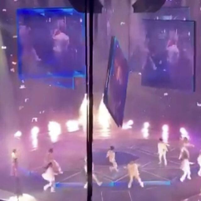 Konser sırasında dev ekran dansçıların üzerine düştü
