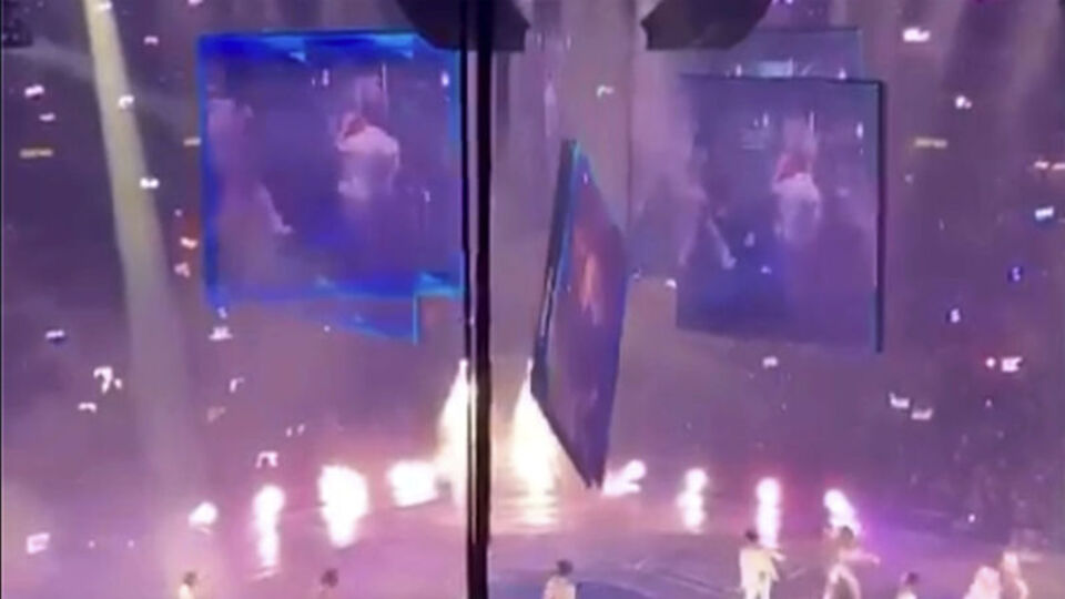 Konser sırasında dev ekran dansçıların üzerine düştü