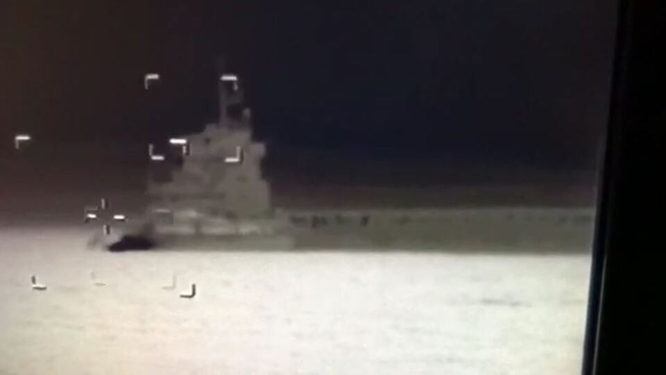 Sahil Güvenlik'ten kaçarken uyuşturucuları denize attılar!