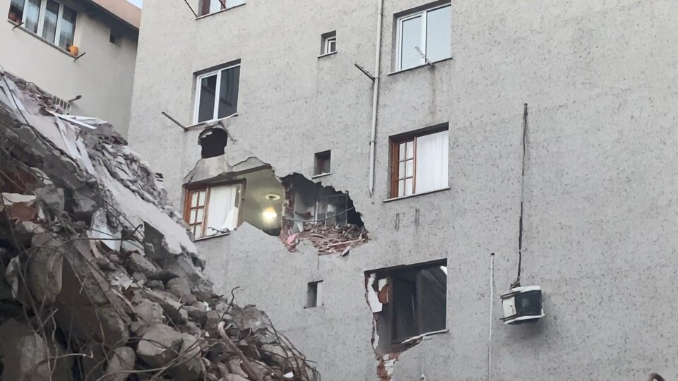 Bahçelievler'de bina yıkımı sırasında faciadan dönüldü!