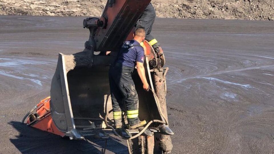 Şlam havuzu çöktü! Kepçe operatörü aranıyor