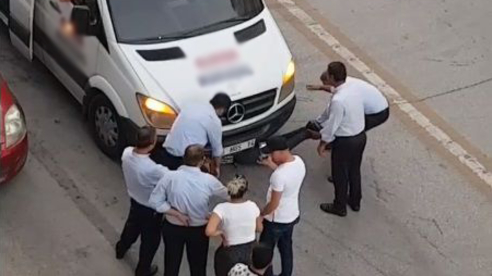 Market fişi 5 TL eksik diye servisten indirildi! Aracın altına girdi