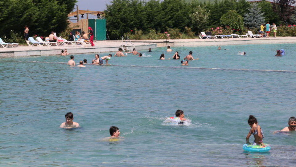 Sıcaktan bunalanlar Akkayalar Travertenleri'ne akın etti