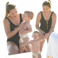 Anne-oğulun plaj keyfi