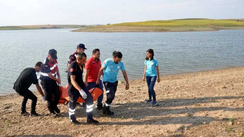 Serinlemek için girdiği barajda boğuldu