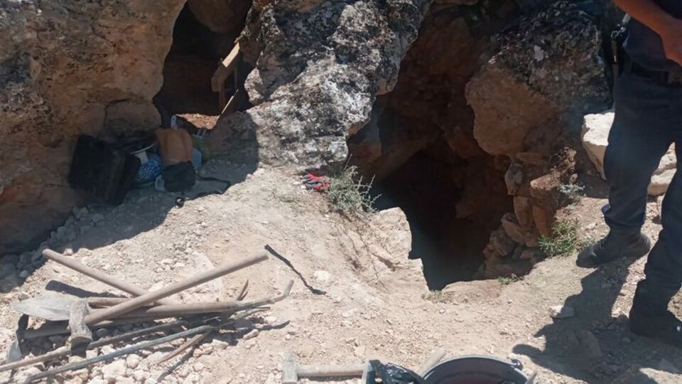 Elazığ'da kaçak kazıya suçüstü