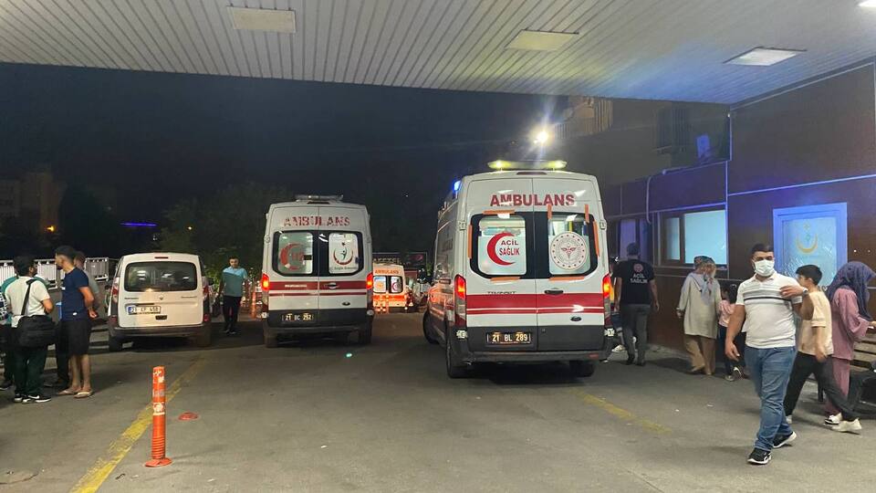 Diyarbakır'da yaşandı! 60'ıncı kez ambulansı taşladı