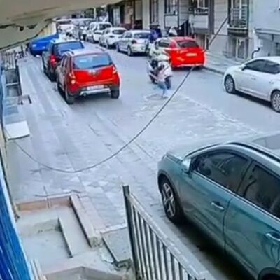 O anlar kamerada! Küçük çocuğa çaptı! Bu nasıl insanlık!