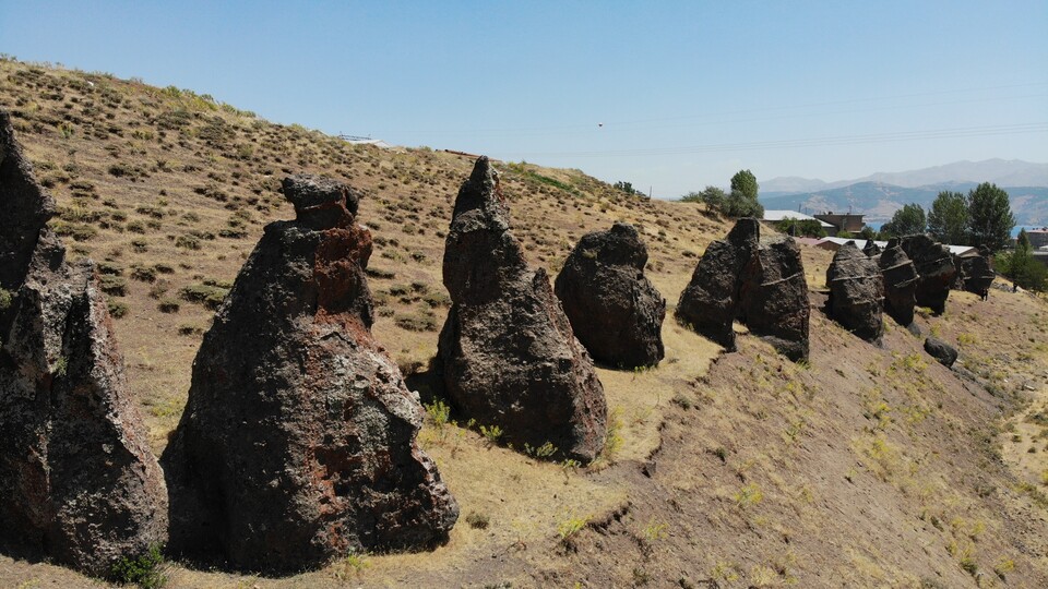 Dağın patlamasıyla oluştu... Gizemi merak uyandırıyor